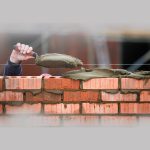 اجرای استاندارد ردیف‌های بلوک با رعایت ضخامت بندهای افقی ملات مطابق با ضوابط ساختمان سازی