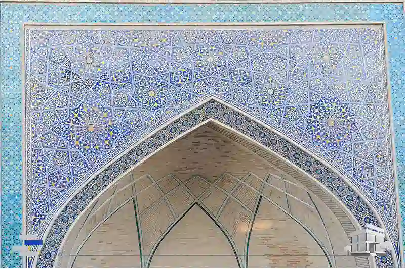 رنگ آبی شاخص ترین رنگ در معماری ایران است. تقریبا در هر بنایی از رنگ آبی حتی شده کم استفاده شده بنابراین هرزمان که به بناهای ایرانی فکر میکنیم رنگ آبی در ذهنمان نقش میبندد.