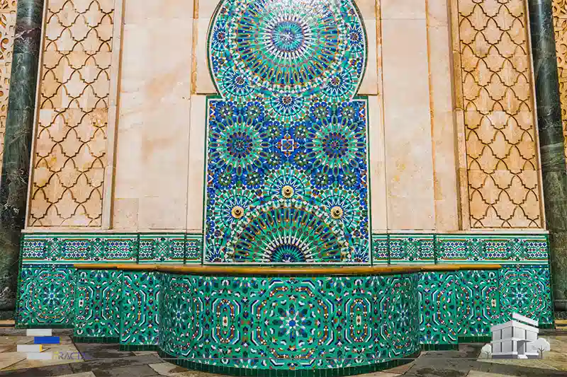 رنگ سبز نماد زندگی و طبیعت میباشد و این رنگ معمولا برای نشان دادن درخت و برگ گلها؛ مخصوصا درخت سرو که یکی از نمادهای اصیل ایرانی است استفاده میشود؛ رنگ سبز اکثرا در دوره قاجار همراه رنگ صورتی استفاده میشد.